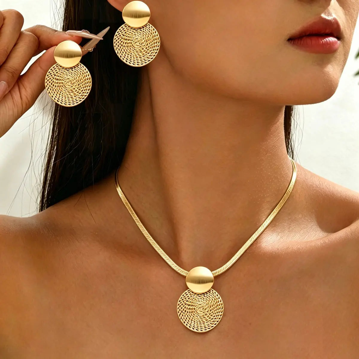 ✨💎Emelje stílusát – Elegáns geometrikus aranyozott nyaklánc és fülbevaló szett👗