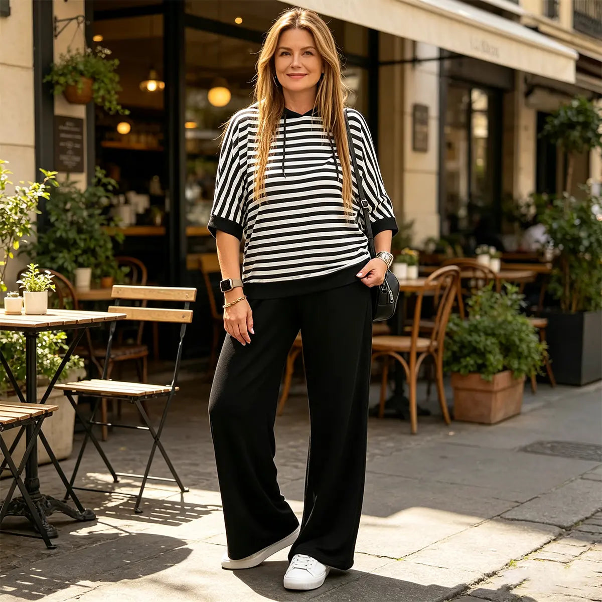 Camiseta gris a rayas + pantalón deportivo holgado, elegante e informal.